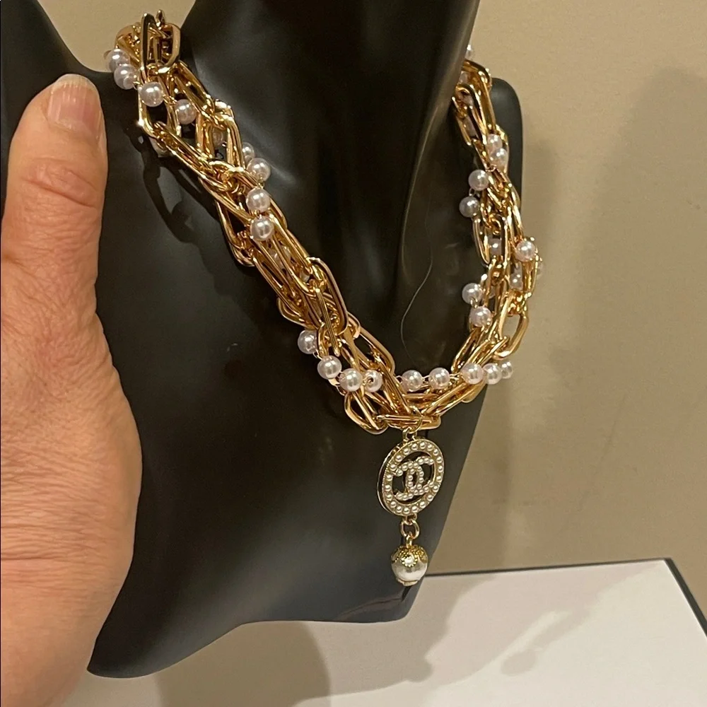 Chanel Gold and Pearl pendant Necklace Choker - Picture 6 of 12